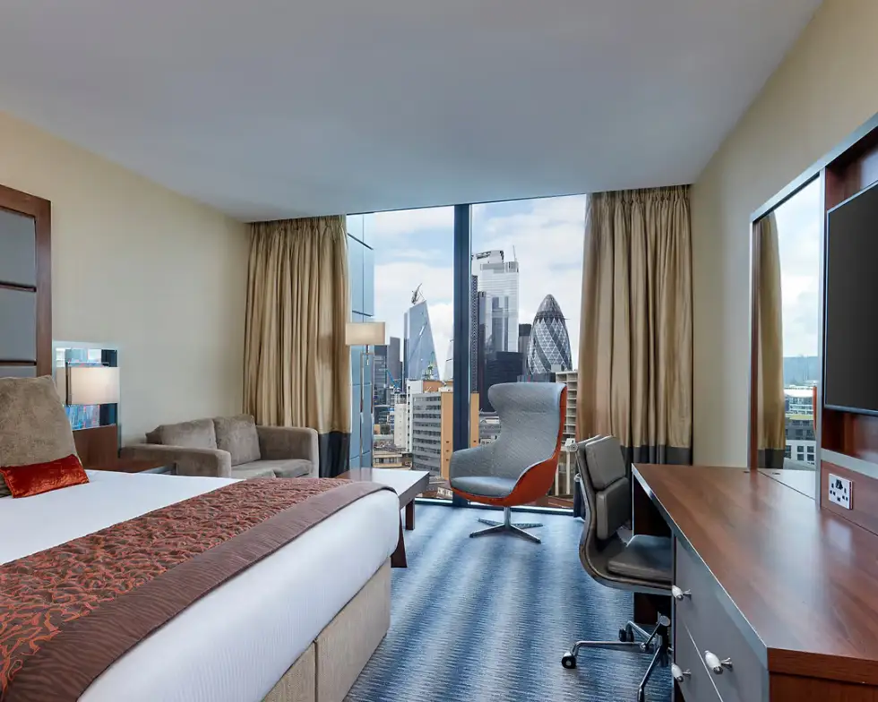 Bizcom-TV-Clients-Leonardo-Hotel-Room-screen-installation
